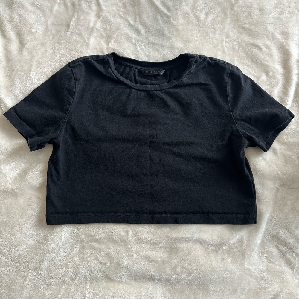 xs black cropped tee